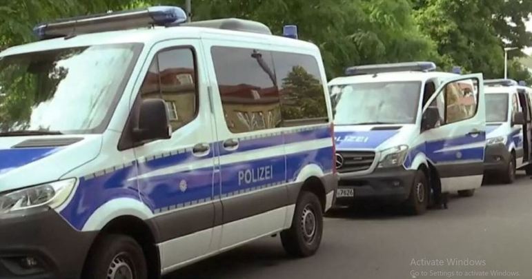 Viaturas da polícia alemã se distribuem em diversas partes da região, com equipes preparadas para a captura do animal, sem necessidade de feri-lo, usando equipamentos adequados para a imobilização. 