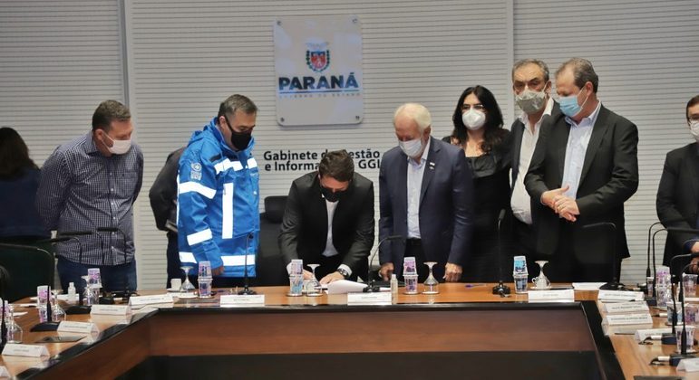 Vice-governador do Paraná, Darci Piana, assina decreto de criação de curso de direito em Apucarana