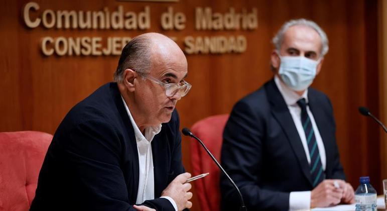 Vice-ministro da Saúde de Madri,  Antonio Zapatero (E), fez anúncio neste sábado
