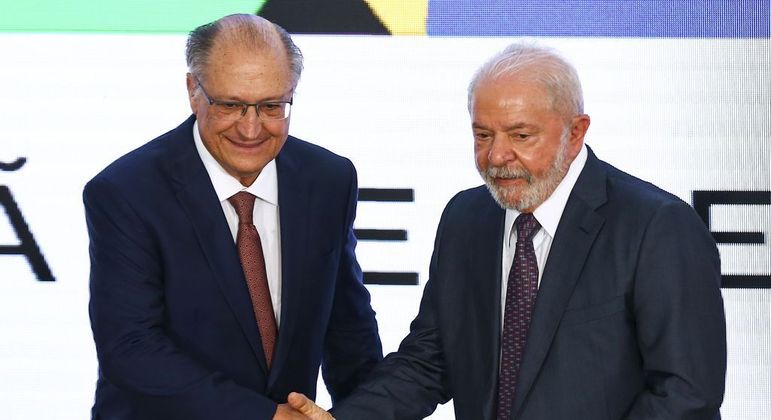 Vice-presidente Geraldo Alckmin toma posse como ministro com presença do presidente Lula