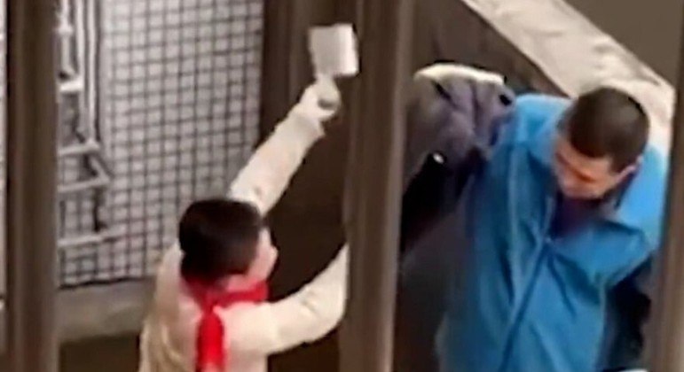Criança usou um cutelo para ameaçar o pai que confiscou o celular dele
