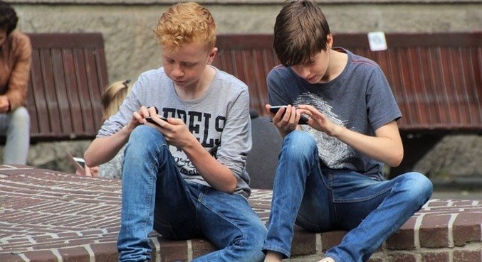 Quase 95% dos que têm celular usam o aparelho para acessar a internet
