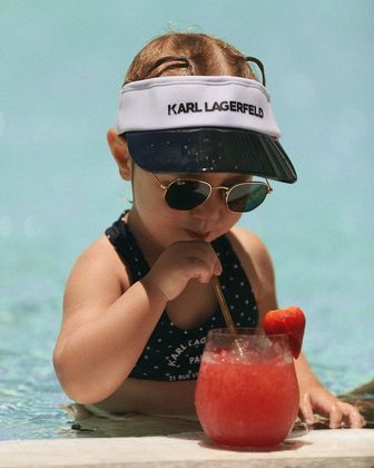 Na semana passada, Vicky apareceu com um lookinho de praia superchique, composto por viseira e biquíni de bolinhas - também chamada de poá - ambos da grife Karl Lagerfeld