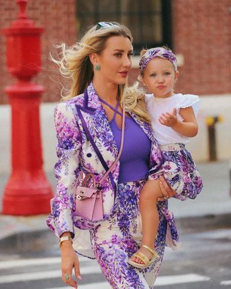 Ana Paula Siebert combinou o look com a filha, Vicky, de 2 anos, para dar um passeio em Nova York, nos Estados Unidos. O figurino com ares românticos une a cor lavanda ao branco e à estampa florida