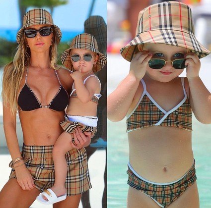 Ana Paula e Vicky também foram curtir uma praia na cidade com looks combinados.  As peças com estampa xadrez da grife Burberry somam R$ 17.795. A menina estava com um conjunto de biquíni que custa R$ 1.540, um chapéu de R$ 2.897 e um short de R$ 2.327 – totalizando R$ 6.700. Ana Paula, por sua vez, usava um biquíni de R$ 2.630, chapéu de R$ 2.360 e short de R$ 3.180. Apenas os óculos da modelo eram de uma marca diferente, a Miu Miu, e custam R$ 2.108. Quem quiser um look igual ao dela precisará desembolsar, ao todo, R$ 10,2 mil