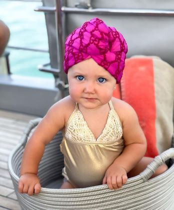 Ainda em dezembro, Ana Paula resgatou uma foto de quando Vicky tinha apenas 1 ano. No clique, a bebê esbanja fofura com um maiô dourado com rendinha e lenço rosa estampado na cabeça