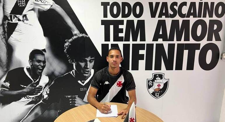 Victor Araújo assinou novo contrato profissional com o Vasco