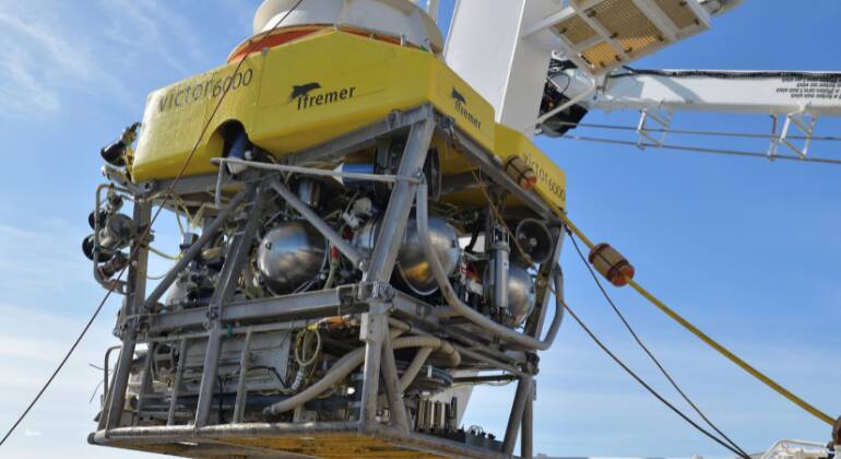 Um robô foi cedido pela França para vasculhar o fundo do mar. O equipamento poderia até mesmo romper um possível obstáculo para permitir o retorno para a superfície