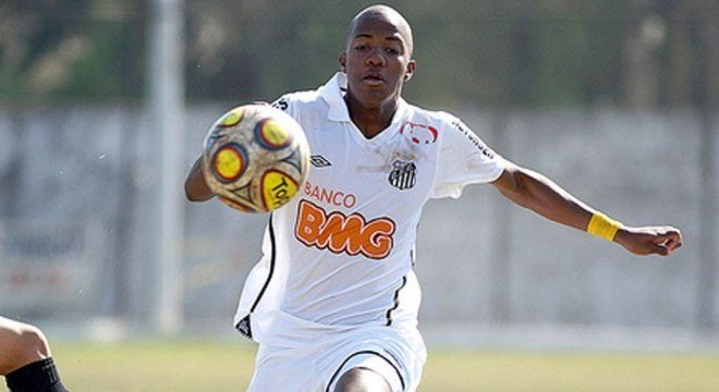 Victor Andrade subiu muito cedo da base do Santos para o time profissional e foi apelidado de "Novo Robinho"