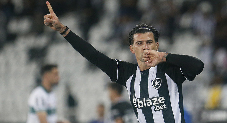 Victor Cuesta abriu o caminho para a vitória do Botafogo