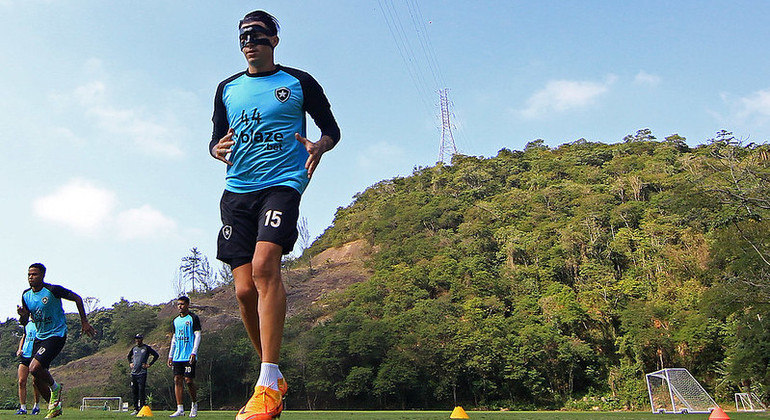 Victor Cuesta em atividade do Botafogo no CT Lonier