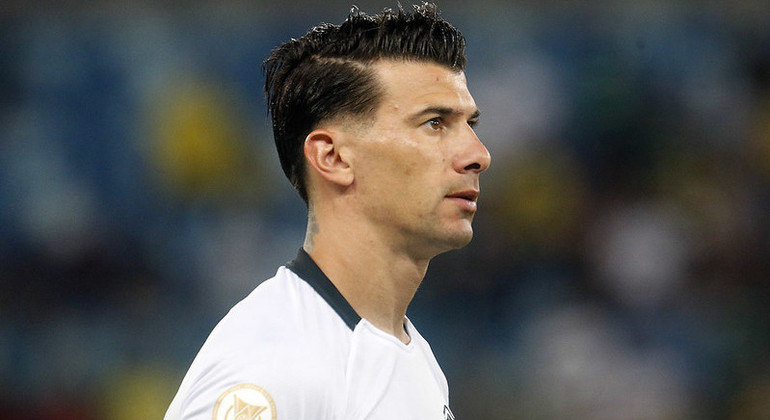 Victor Cuesta se afirmou no sistema defensivo do Botafogo