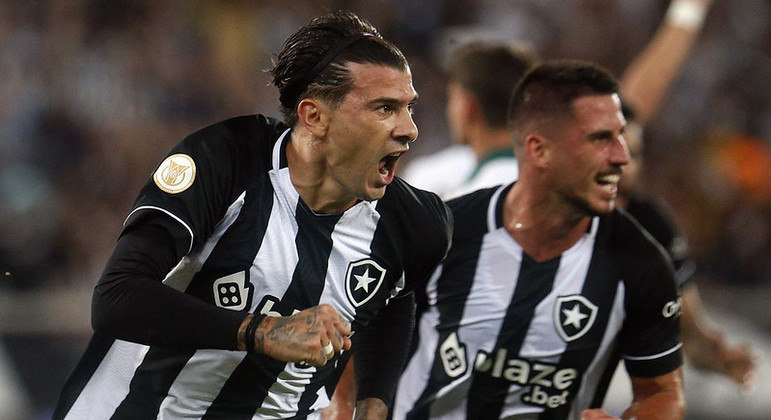 Victor Cuesta e Gabriel Pires celebram gol na vitória do Botafogo sobre o Coritiba