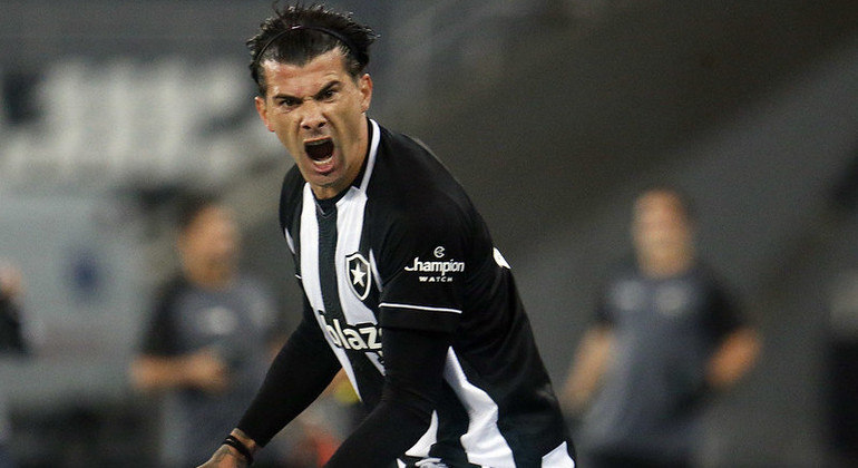 Victor Cuesta é um dos destaques do Botafogo