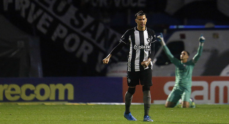 Victor Cuesta é um dos destaques do Botafogo no Brasileirão