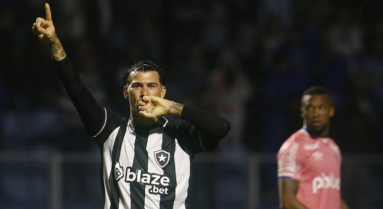 Victor Cuesta fez um dos gols do Botafogo na vitória sobre o Avaí