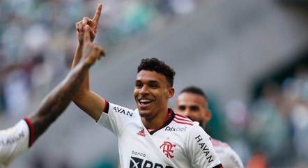 Victor Hugo comemora gol pelo Flamengo
