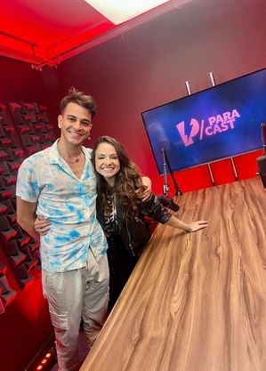 Victor Lamoglia e Thais Belchior no videocast da Parafernalha