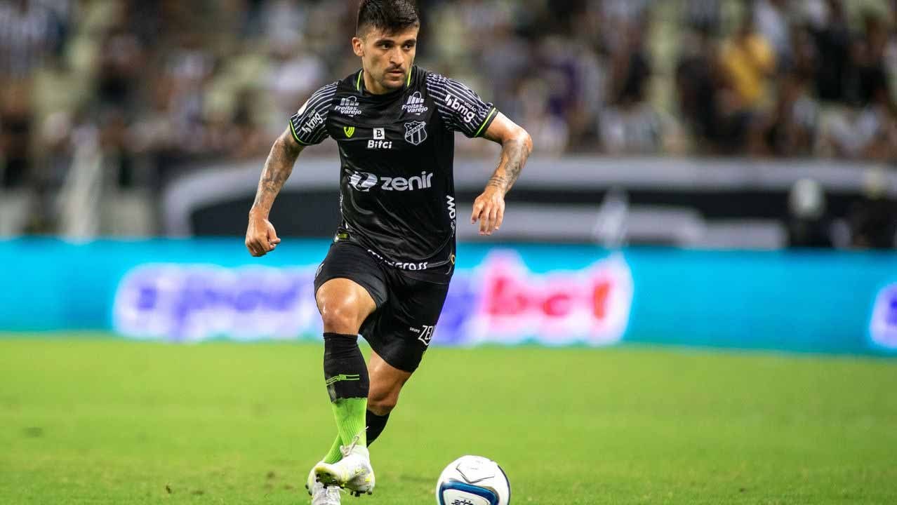 Palmeiras monitora o atacante Wesley Moraes, emprestado pelo Aston