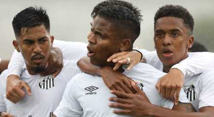 Victor Michell (ao centro) marcou aos gols santistas