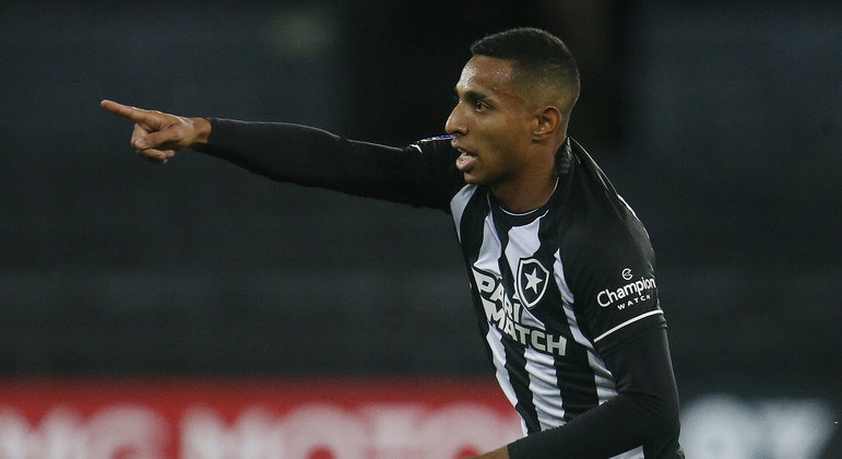 Victor Sá comemora gol pelo Botafogo contra o Universidad César Vallejo