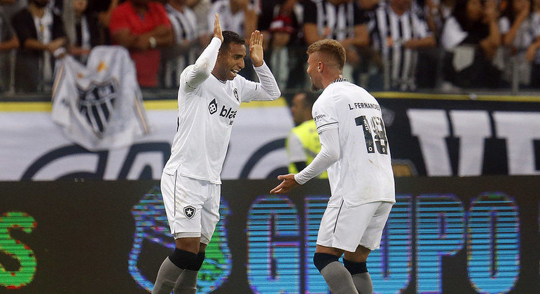 Victor Sá e Lucas Fernandes saíram do banco e ajudaram o Botafogo na vitória sobre o Galo