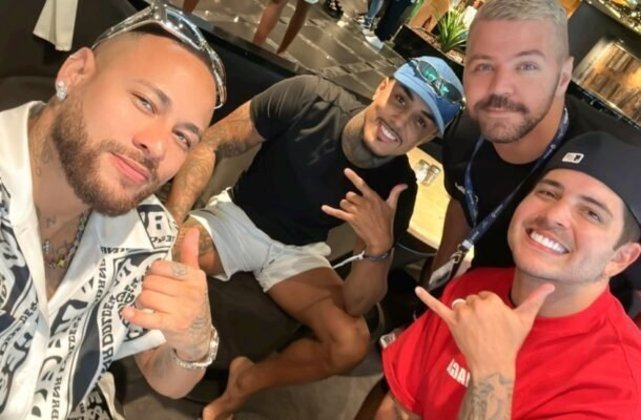 Victor Sarro: comediante de stand-up postou foto com Neymar no cruzeiro.