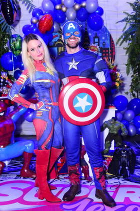 O humorista Victor Sarro e a mulher, Maria Tormin, homenagearam personagens da Marvel. Ele foi de Capitão América e ela de Capitã Marvel
