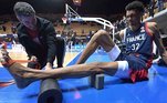 Desde os 15 anos, o atleta faz um trabalho de alongamento específico para evitar lesões e 'aprender' a pousar na quadra após os saltos. Antes das partidas, ele fica descalço e engatinha com as pontas dos pés, para fortalecer os dedos