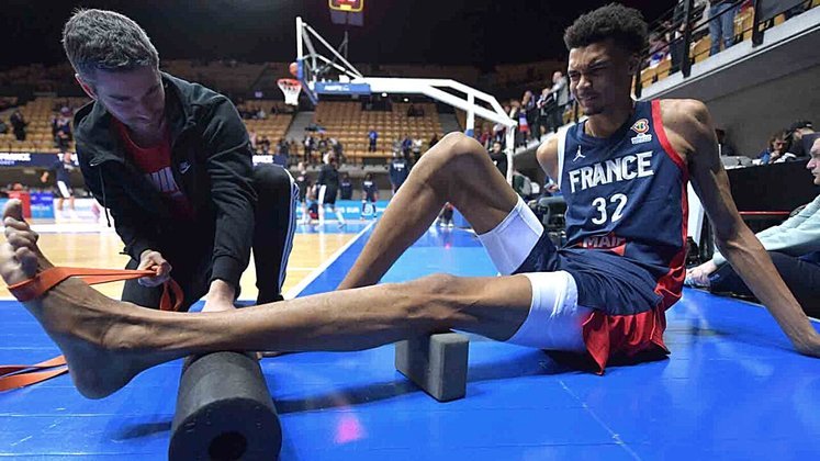 Desde os 15 anos, o atleta faz um trabalho de alongamento específico para evitar lesões e 