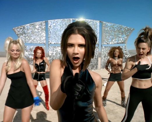 Victoria Beckham: assim como Backstreet Boys, banda pop composta unicamente por homens, houve também, principalmente nos anos 90, a criação de muitos grupos musicais que cantavam coletivamente para um público específico, geralmente adolescente e/ou jovem adulto. Spice Girls foi um desses famosos grupos, por meio do qual a integrante Victoria Beckham ficou conhecida.