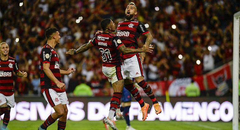 Vidal comemora gol com Marinho
