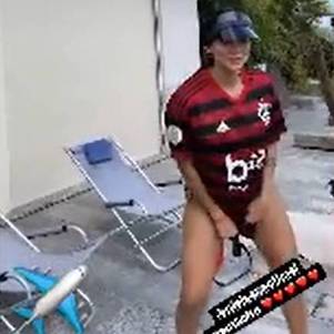 Esposa de Arturo Vidal vestindo a camiseta do Flamengo