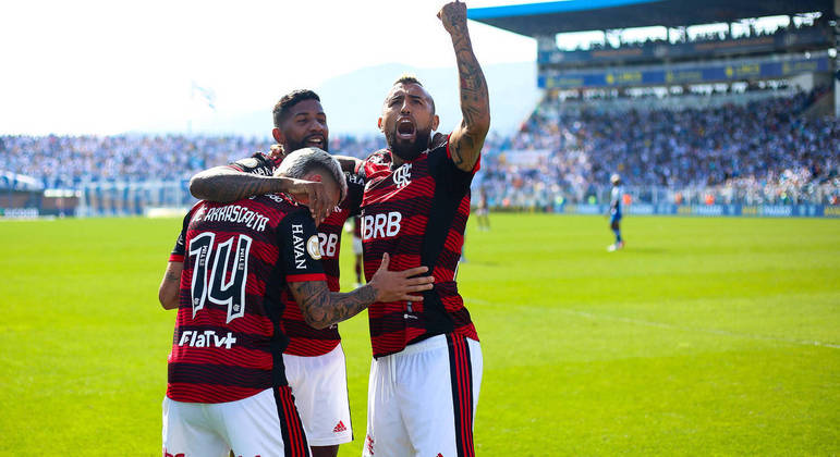 Vidal, Arrascaeta e Rodinei comemoram gol do Flamengo na Ressacada