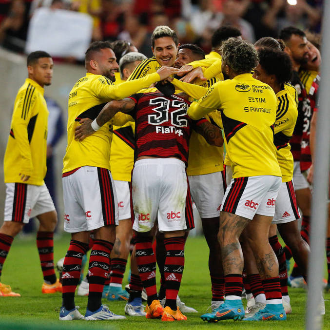 Vidal comemora gol com companheiros