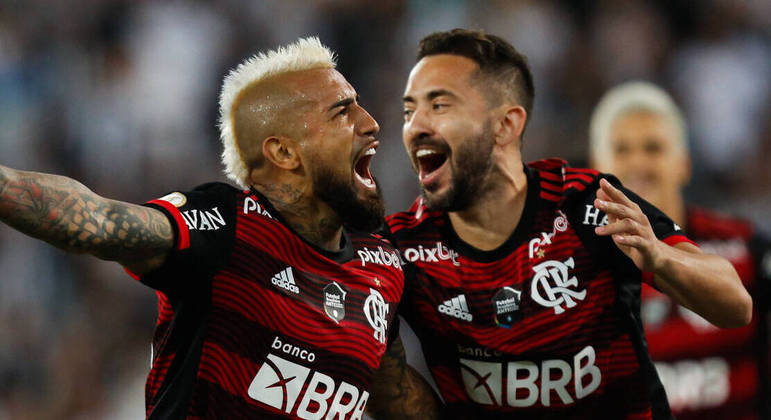 Vidal e Everton Ribeiro podem ficar com a vaga de Arrascaeta