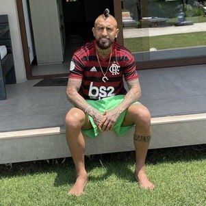 Vidal posa com a camisa do Flamengo durante as férias