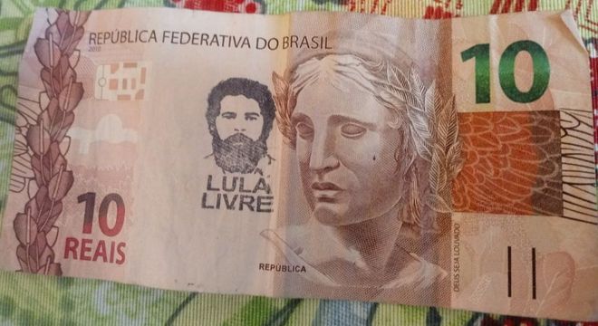 Nota de Real com o carimbo 'Lula Livre'