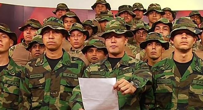 Homem vestido de verde se identifica como o terceiro sargento Wandres Figueroa