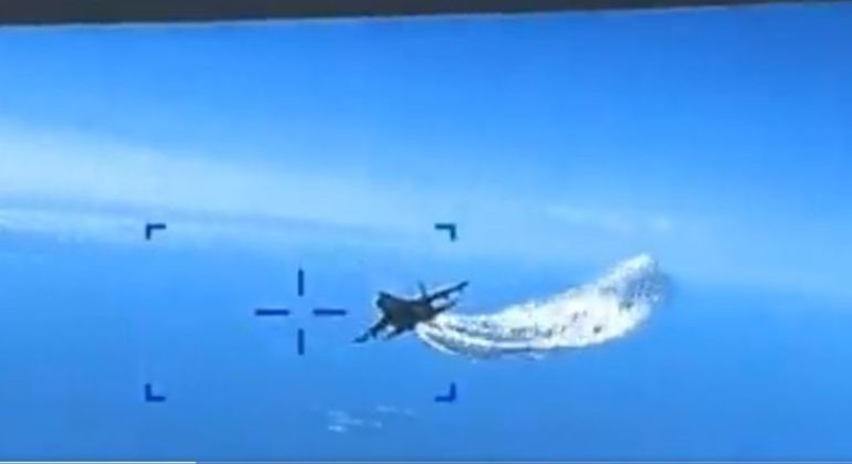 Vídeo registra o momento em que um caça russo danifica um drone americano sobre o mar Negro