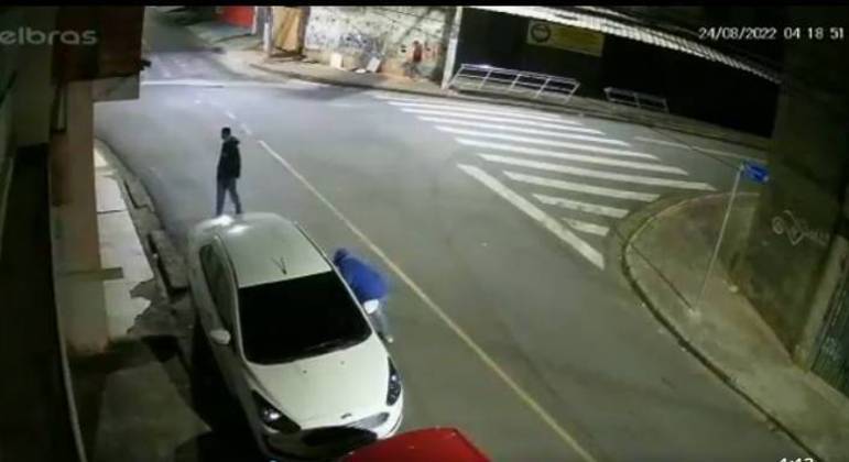Vídeo mostra o momento em que homens se aproximam de um Ford Ka sedã branco
