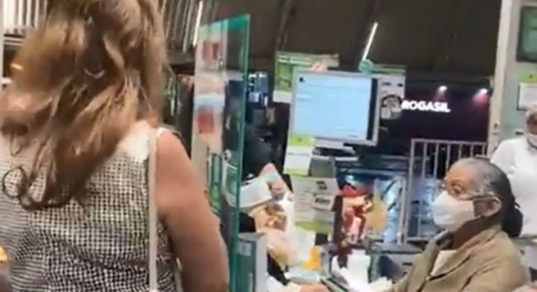 Sem máscara, a mulher agride funcionária do supermercado