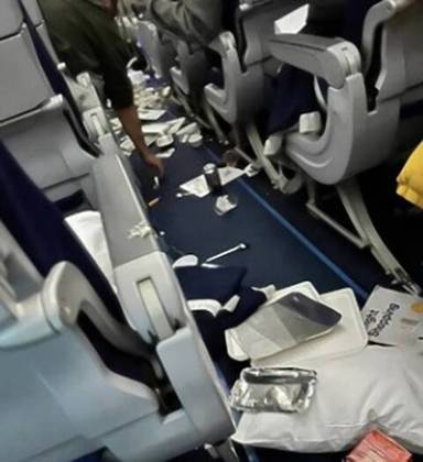 Vídeos e fotos compartilhados nas mídias sociais mostram detritos espalhados pelo avião.