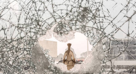Vidraça do STF quebrada após os atos de vandalismo do dia 8 de janeiro