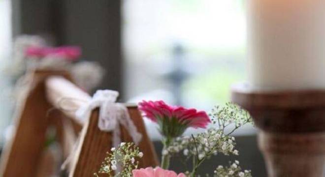 Vidraçaria com detalhes em renda recebem flores de gérbera em tom de rosa