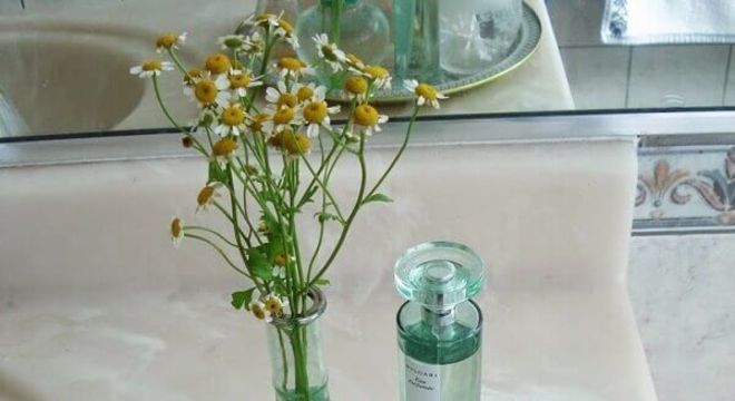 Vidros e frascos vintage utilizados como enfeites para pia de banheiro