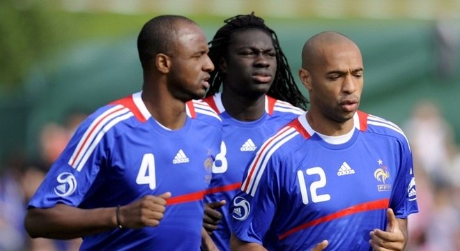 Ídolos do Arsenal, Henry e Vieira se enfrentam no ...