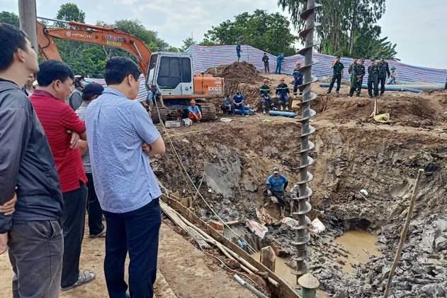 Socorristas tentaram, na segunda-feira (2), no Vietnã, resgatar um menino de 10 anos que caiu em um poço de 35 metros de profundidade em um canteiro de obras. Após dias de trabalho, as autoridades do país confirmaram a morte do jovem