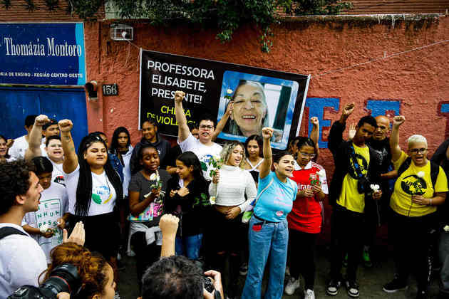 Dezenas de estudantes se reuniram na manhã desta terça-feira (28) em uma vigília no portão da Escola Estadual Thomazia Montoro, na Vila Sônia, bairro da na zona oeste de São Paulo. Um ataque no local terminou com uma professora morta a facadas e quatro feridos na segunda-feira (27). O agressor, de 13 anos, era aluno da unidade 