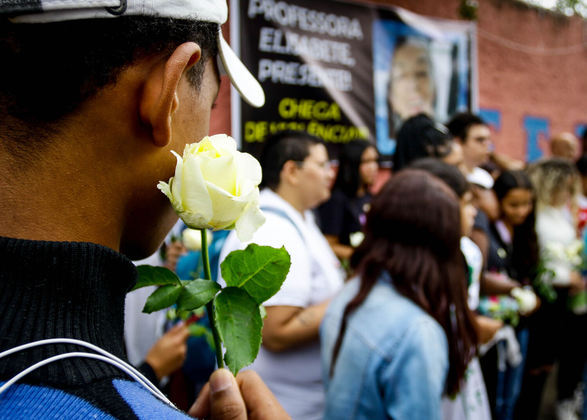 Na manhã de segunda, o agressor só foi contido após a ação corajosa de duas professoras, que o imobilizaram e retiraram a faca das mãos dele. A Polícia Civil investiga se o adolescente teve ajuda de alguém para o crime e como ele planejou o atentado. Há um mês, o jovem foi denunciado em boletim de ocorrência por publicar vídeos ameaçadores nas redes sociais. Ele havia sido transferido de uma unidade de Taboão da Serra, na Grande São Paulo, para essa na Vila Sônia, na capital